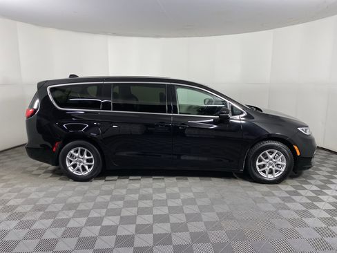 Used 2024 Chrysler Pacifica Touring-L image 6