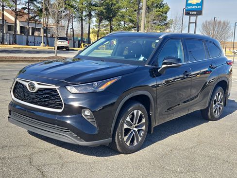 Used 2022 Toyota Highlander XLE image 2