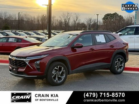 Used 2025 Chevrolet Trax LT w/ LT Convenience Package FWD image 3