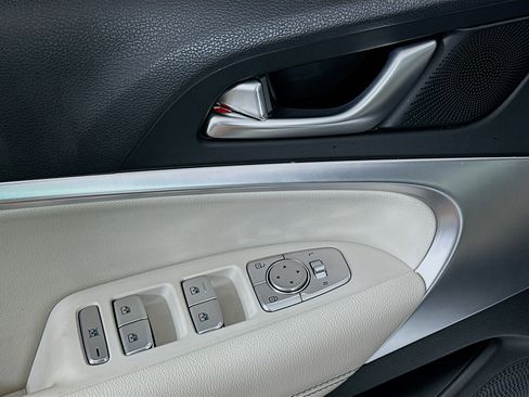 Used 2025 Genesis G70 2.5T image 15