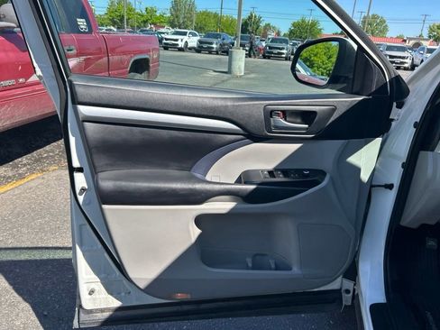 Used 2018 Toyota Highlander XLE AWD/4WD image 6