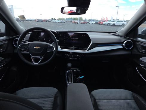 Used 2025 Chevrolet Trax LT w/ LT Convenience Package image 11