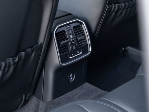 Certified 2026 Porsche Macan AWD/4WD image 35