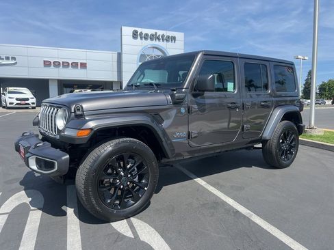 Used 2025 Jeep Wrangler Unlimited Sahara w/ Safety Group AWD/4WD image 2