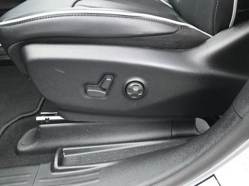 Used 2026 Chrysler Pacifica Limited FWD image 11