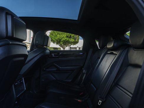 Used 2022 Porsche Cayenne Coupe image 21