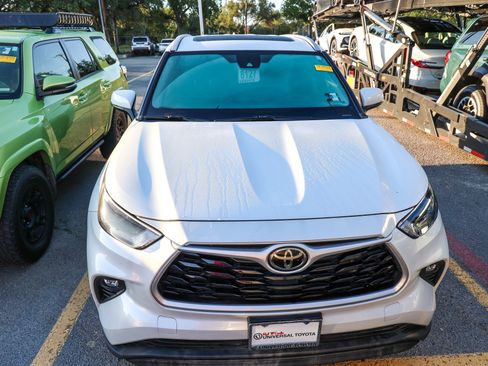 Used 2022 Toyota Highlander XLE FWD image 4