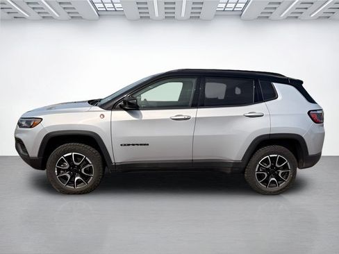 Used 2025 Jeep Compass Trailhawk AWD/4WD image 9