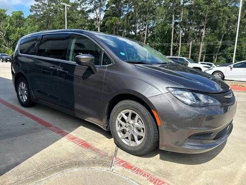 Used 2022 Chrysler Voyager LX FWD image 4
