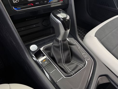 Used 2025 Volkswagen Taos SE image 18