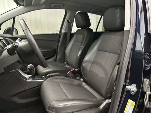 Used 2022 Chevrolet Trax LT w/ LT Convenience Package image 16