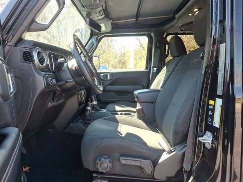 Used 2022 Jeep Wrangler Unlimited Sahara w/ Cold Weather Group AWD/4WD image 15