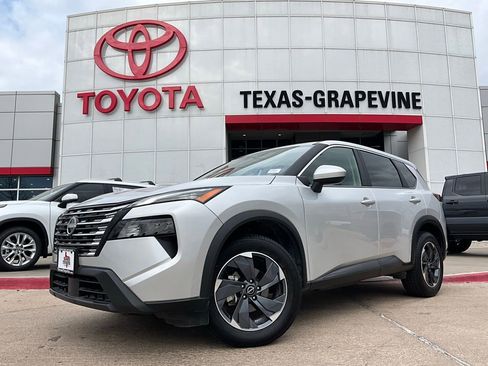 Used 2025 Nissan Rogue SV image 2