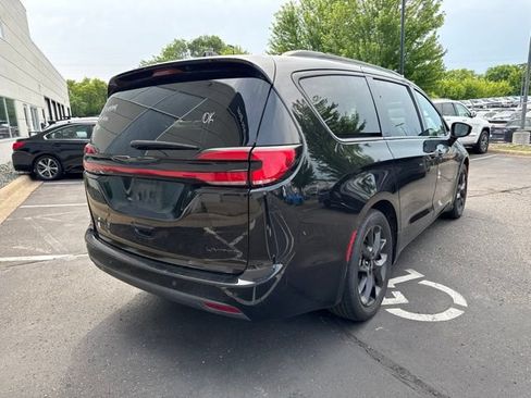 Used 2025 Chrysler Pacifica Limited FWD image 2