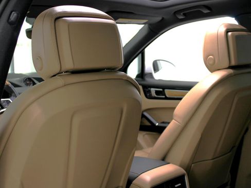 Used 2019 Porsche Cayenne image 37