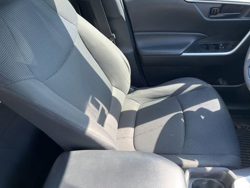 Used 2021 Toyota RAV4 LE FWD image 5