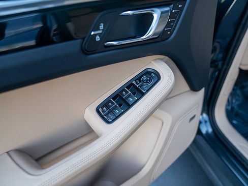 Certified 2026 Porsche Macan AWD/4WD image 18