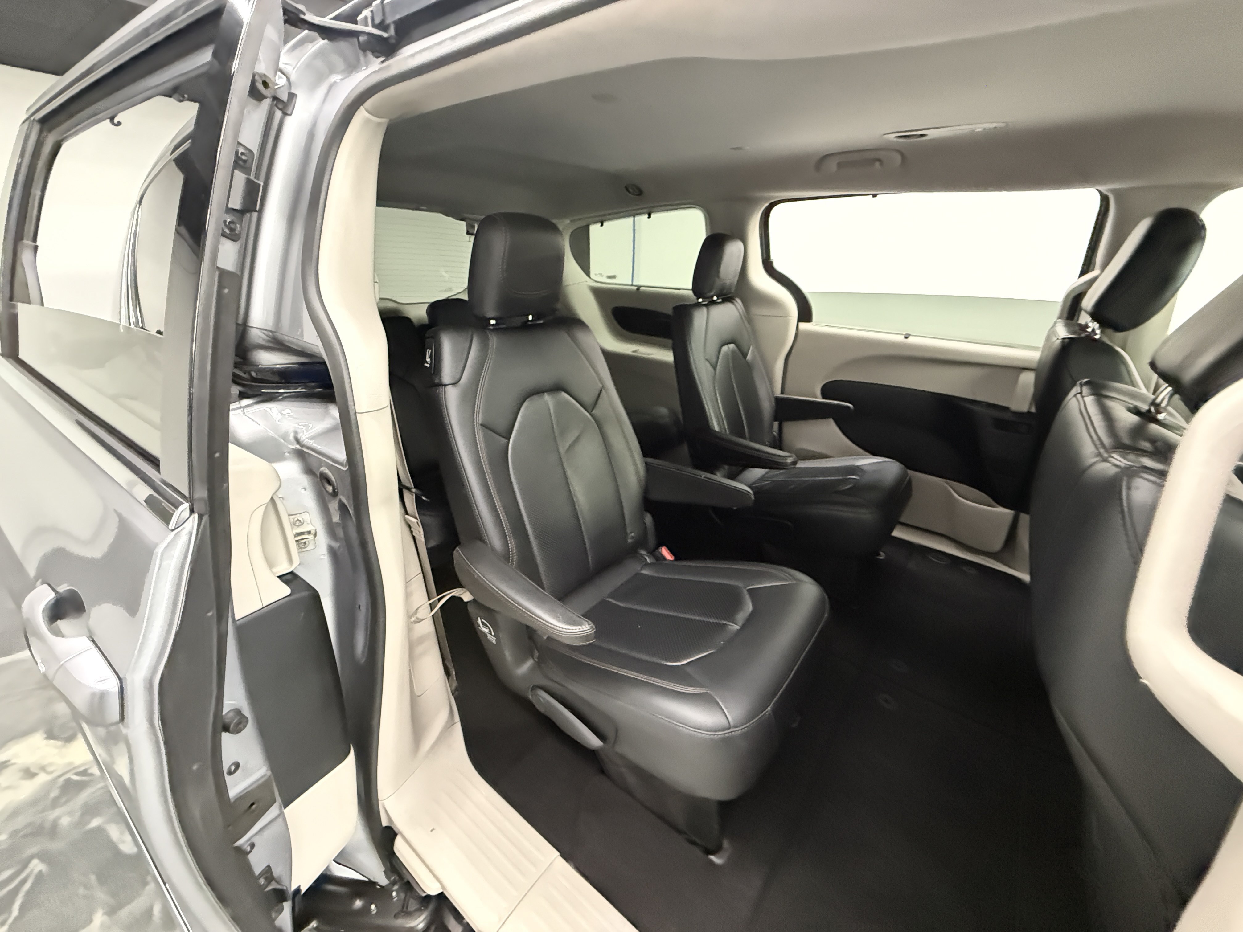 Used 2018 Chrysler Pacifica Touring-L FWD image 24