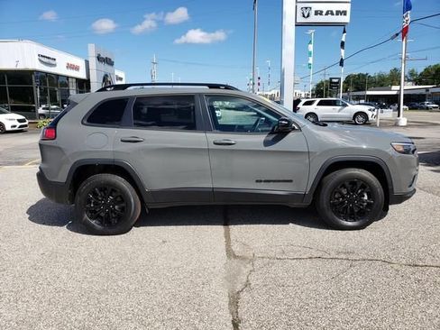 Used 2023 Jeep Cherokee Altitude Lux AWD/4WD image 2