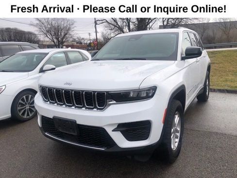 Used 2023 Jeep Grand Cherokee Laredo image 2