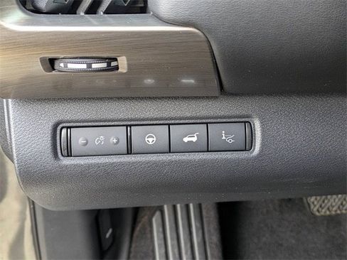 Used 2022 Nissan Pathfinder Platinum w/ Cargo Package image 18