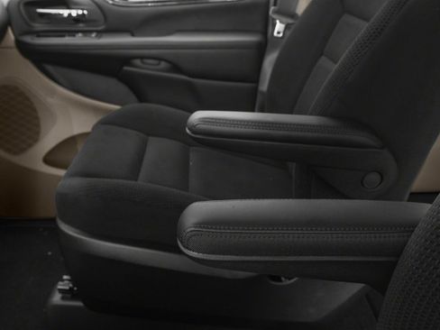Certified 2018 Dodge Grand Caravan SE FWD image 15