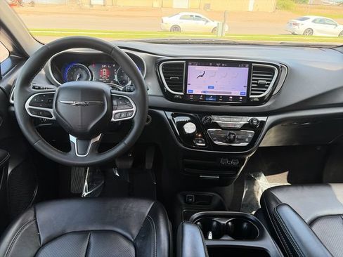 Used 2025 Chrysler Pacifica Select FWD image 32