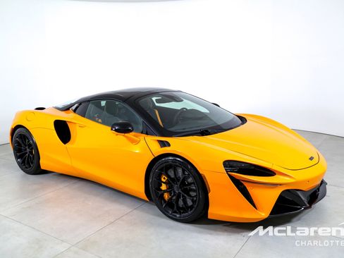 Used 2025 McLaren Artura Spider image 3