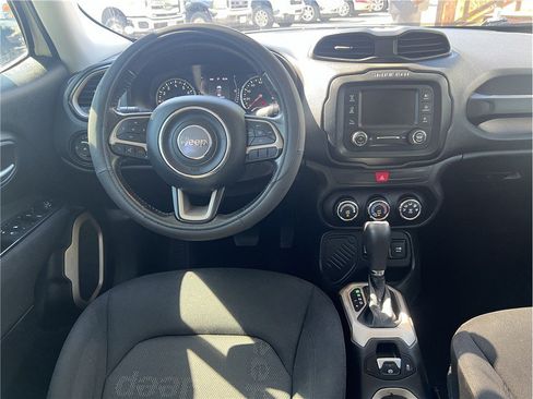 Used 2017 Jeep Renegade Latitude FWD image 10