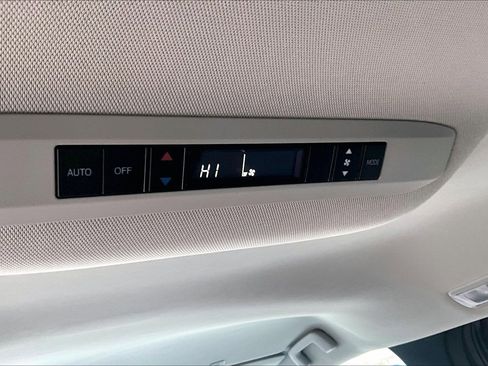 Used 2025 Toyota Sienna LE image 33