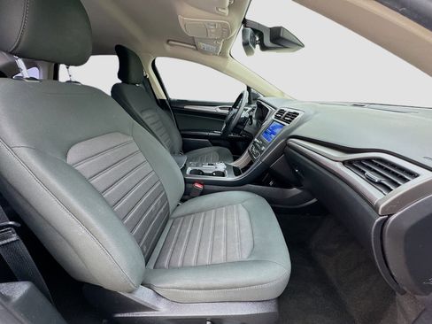 Used 2019 Ford Fusion SE FWD image 18