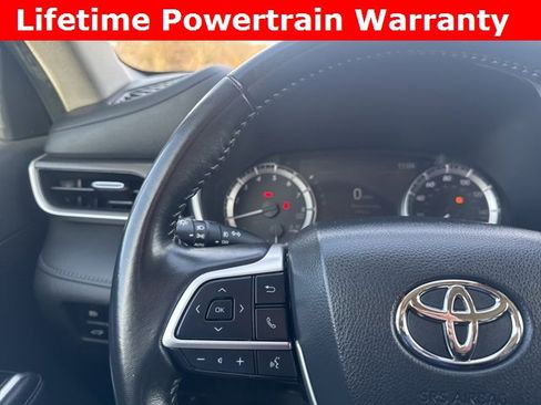 Used 2024 Toyota Highlander XLE image 11