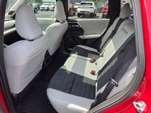 Used 2025 Mitsubishi Outlander SE FWD image 11