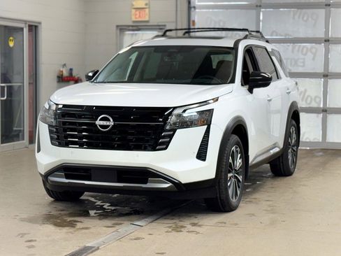 New 2026 Nissan Pathfinder Platinum image 3