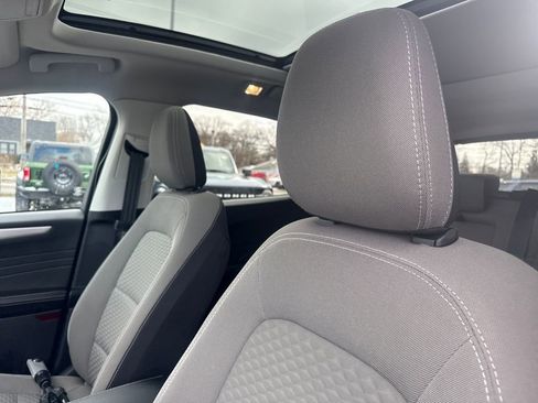 Used 2022 Ford Escape SE w/ SE Sport Appearance Package image 26