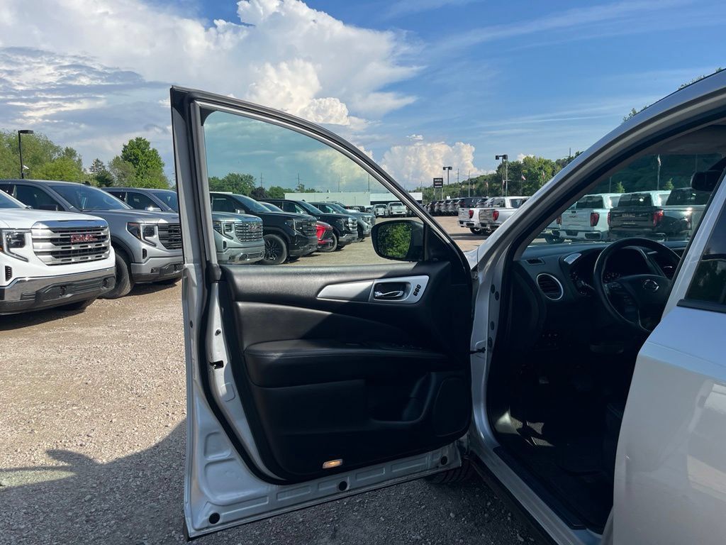 Used 2020 Nissan Pathfinder SL FWD image 19