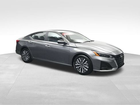 Used 2025 Nissan Altima 2.5 SV FWD image 7
