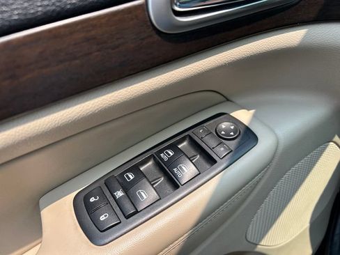 Used 2018 Jeep Grand Cherokee Laredo AWD/4WD image 12