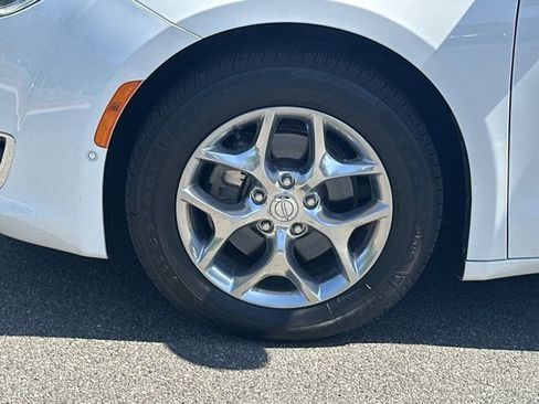 Used 2018 Chrysler Pacifica Limited w/ Advanced Safetytec Group FWD image 15