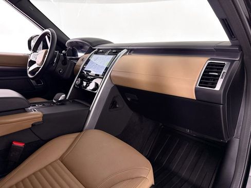 Used 2024 Land Rover Discovery Metropolitan Edition image 13