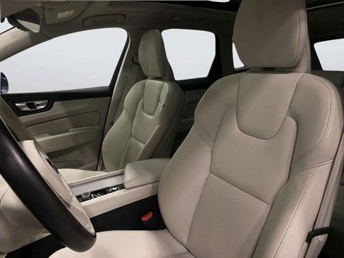 Used 2023 Volvo XC60 B5 Plus FWD image 31