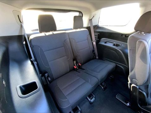 Used 2023 GMC Acadia SLE image 18