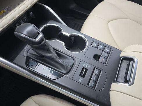 Used 2023 Toyota Highlander XLE image 25