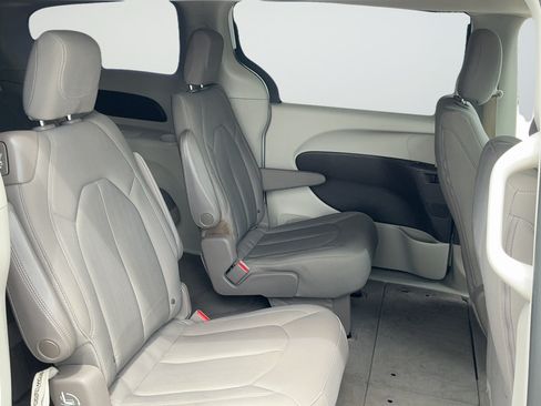 Used 2019 Chrysler Pacifica LX FWD image 41