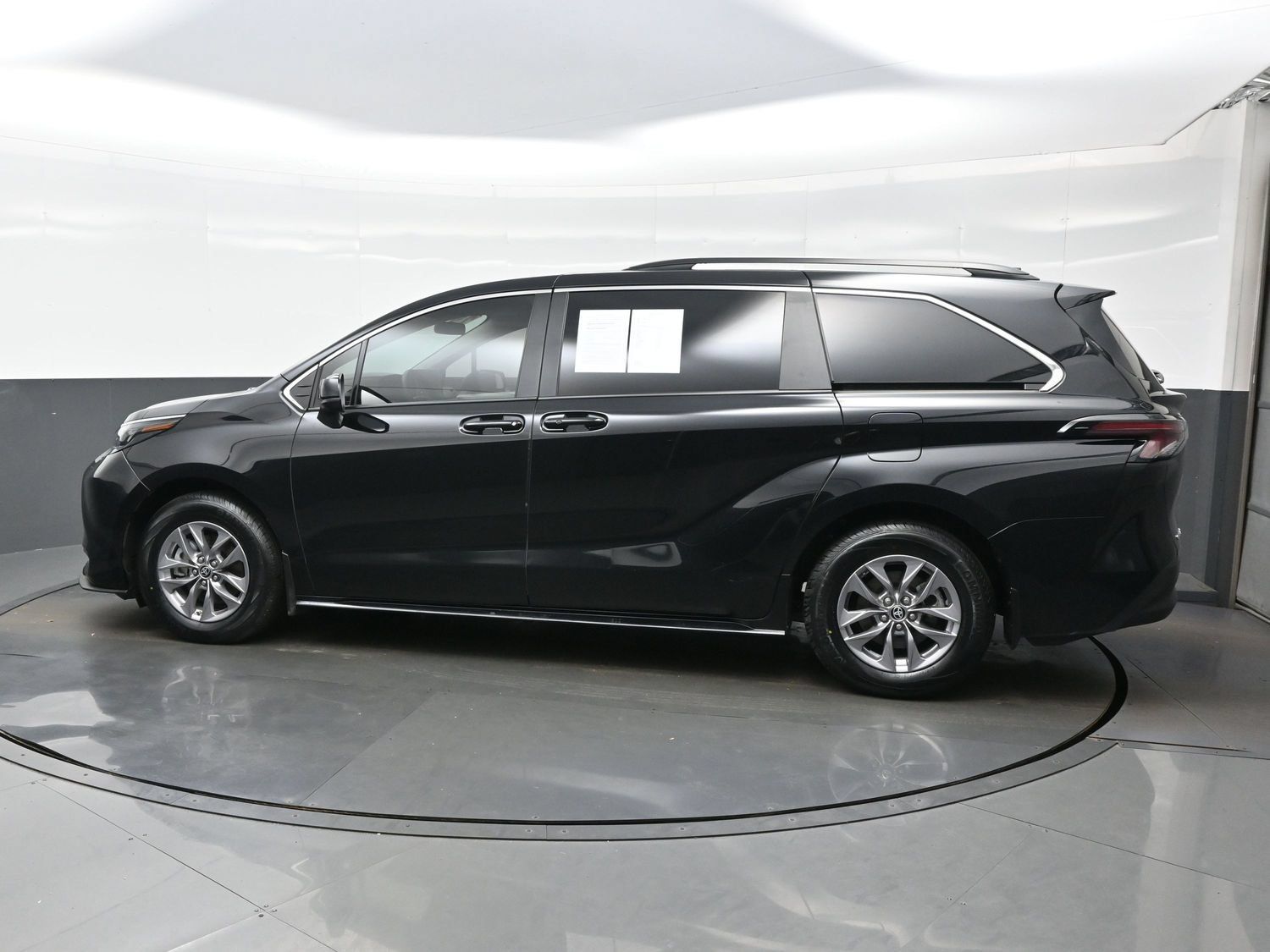 Used 2025 Toyota Sienna LE AWD/4WD image 3