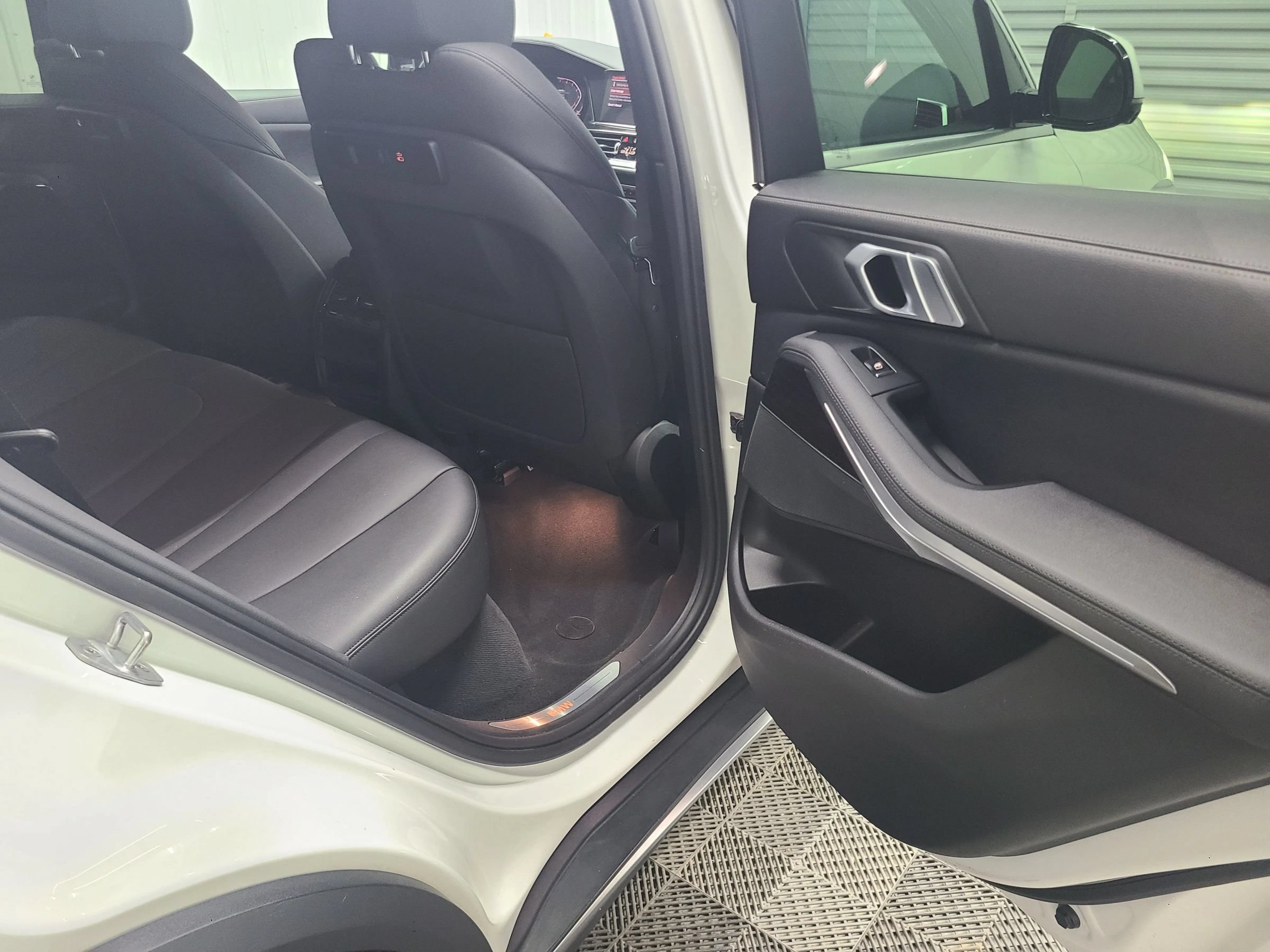 Used 2019 BMW X5 xDrive40i w/ Parking Assistance Package AWD/4WD image 39