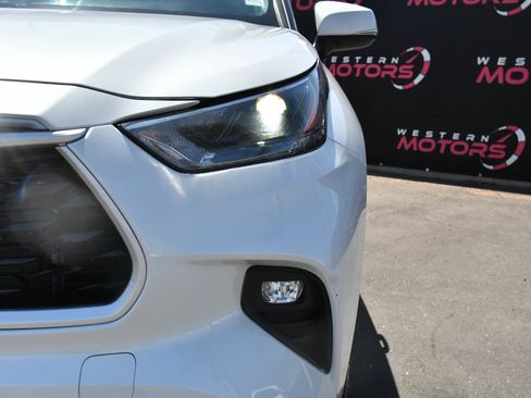Used 2024 Toyota Highlander LE AWD/4WD image 11