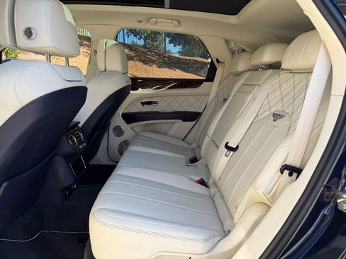Used 2021 Bentley Bentayga AWD/4WD image 34