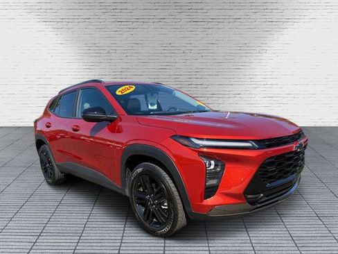 Used 2024 Chevrolet Trax ACTIV w/ Sunroof Package image 3