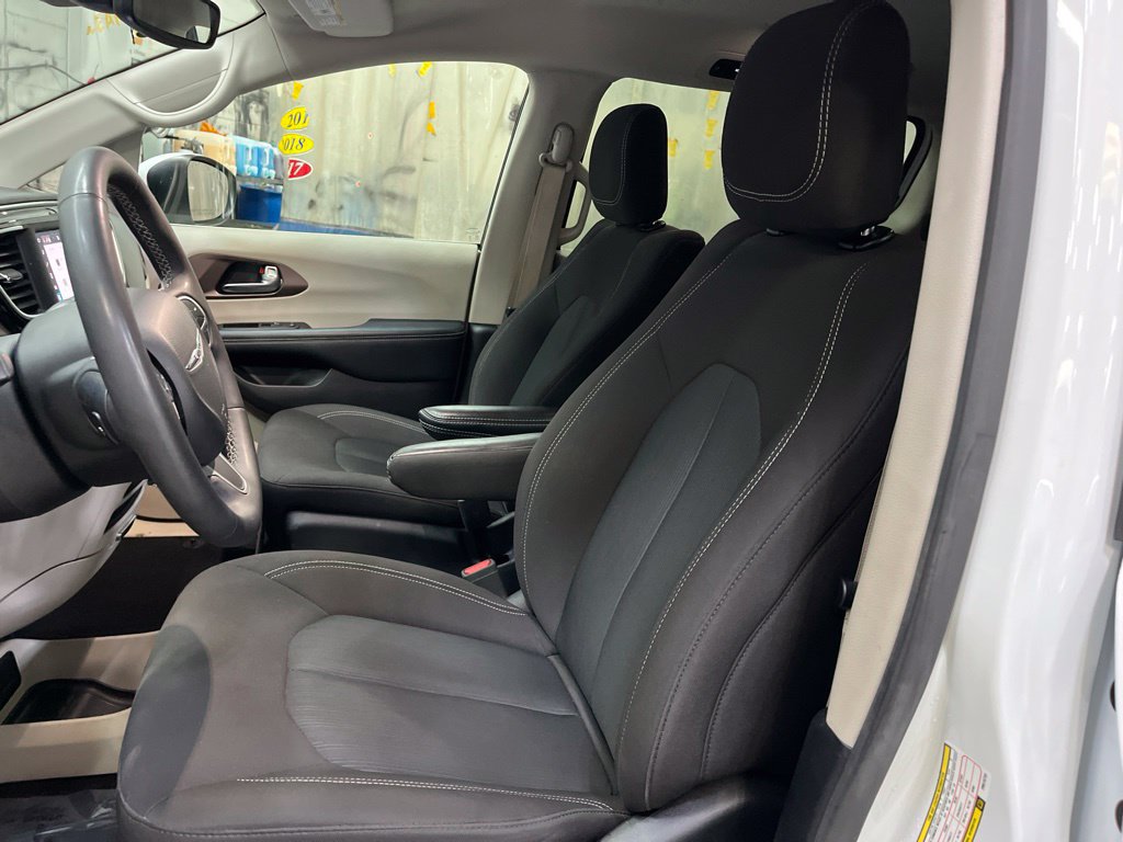 Used 2023 Chrysler Voyager LX FWD image 15